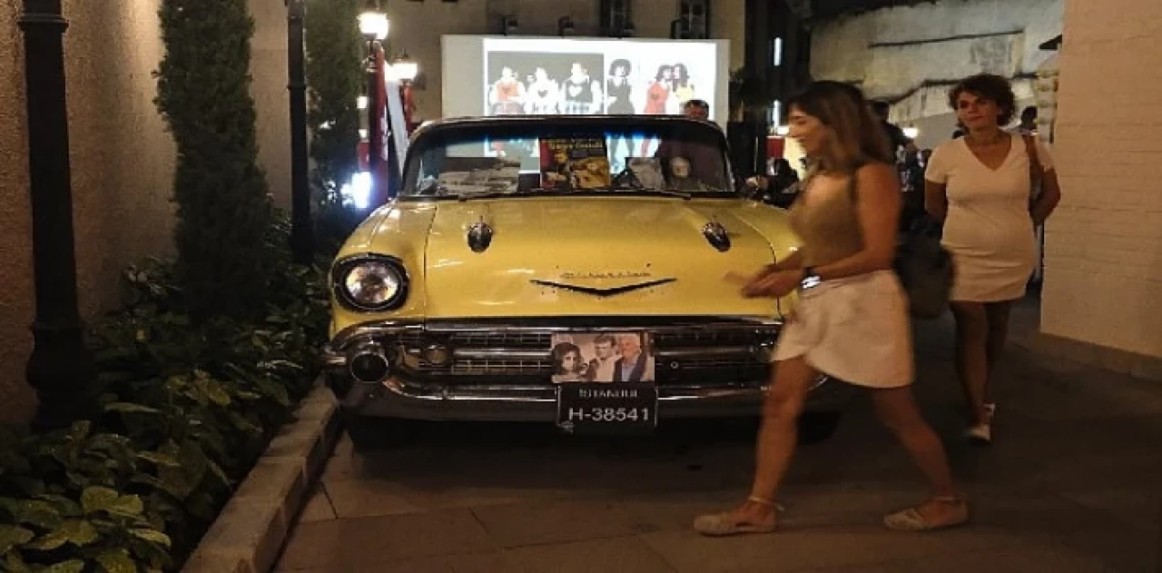 Göksel Arsoy’un 1957 model Chevrolet’si Sanathane’de sergilendi