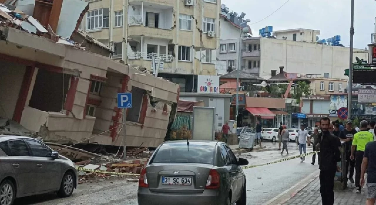 Hatay'da depremlerde hasar alan iki katlı bina çöktü