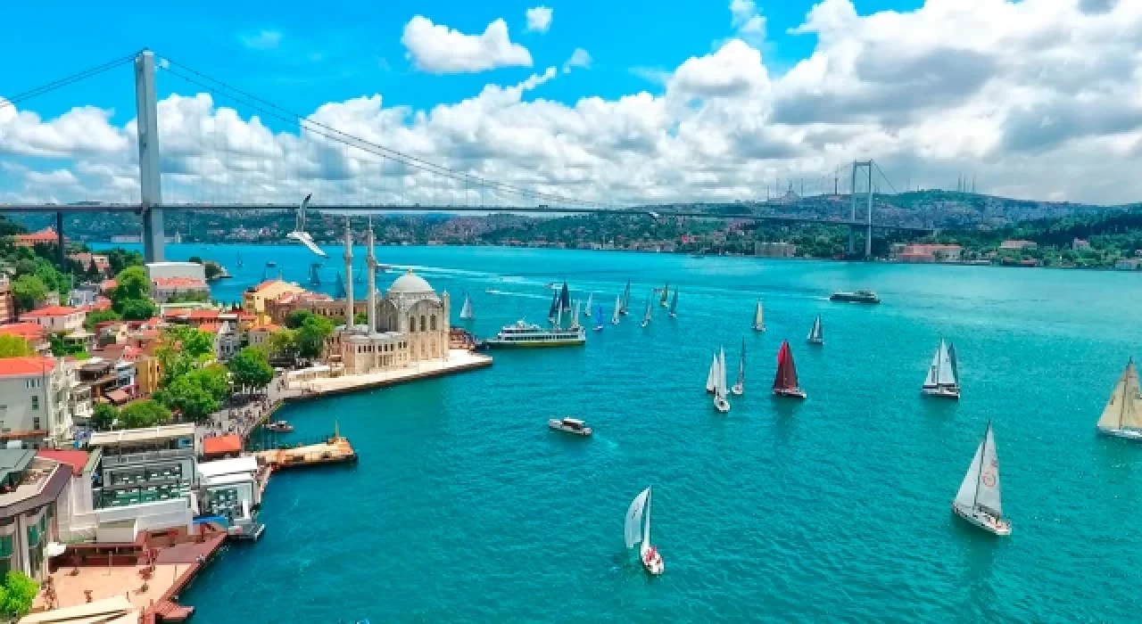 İstanbul Boğazı’nda gemi trafiği çift yönlü olarak askıya alındı