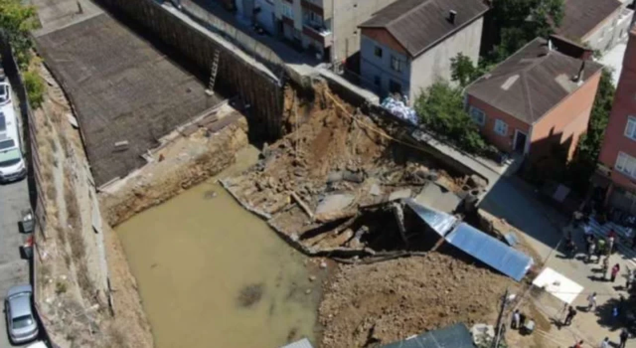 İstanbul Sarıyer'de yol çöktü: Binalar tahliye edildi