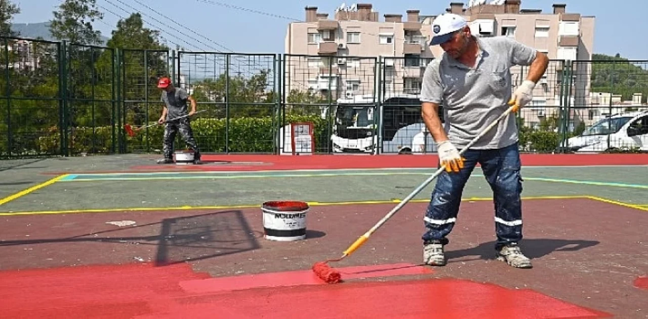 Karabağlar’ın parkları renkleniyor