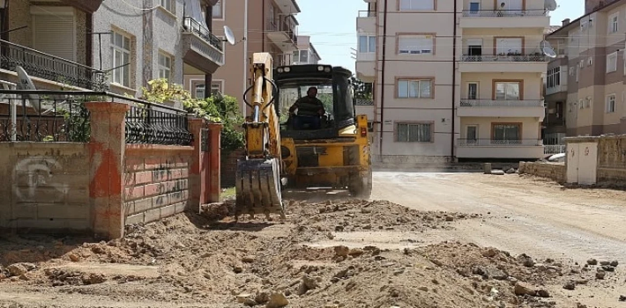 Karaman Belediyesi Fen İşleri Müdürlüğü ekipleri, Valide Sultan Mahallesi’nde kaldırım çalışması başlattı