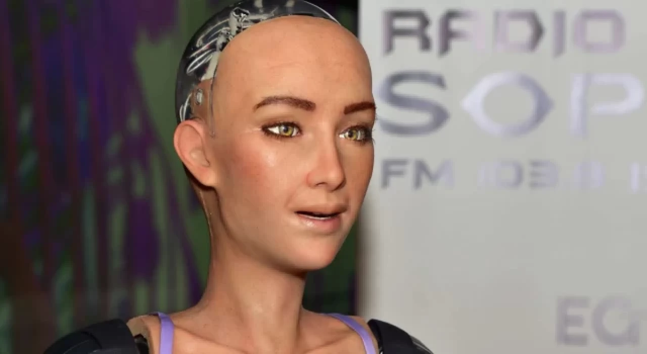 Robot Sophia Mevzular Açık Mikrofon'a geliyor: Ne istersek soruyoruz