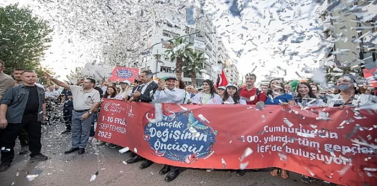 92. İzmir Enternasyonal Fuarı dünya gençlerinin enerjisiyle başladı