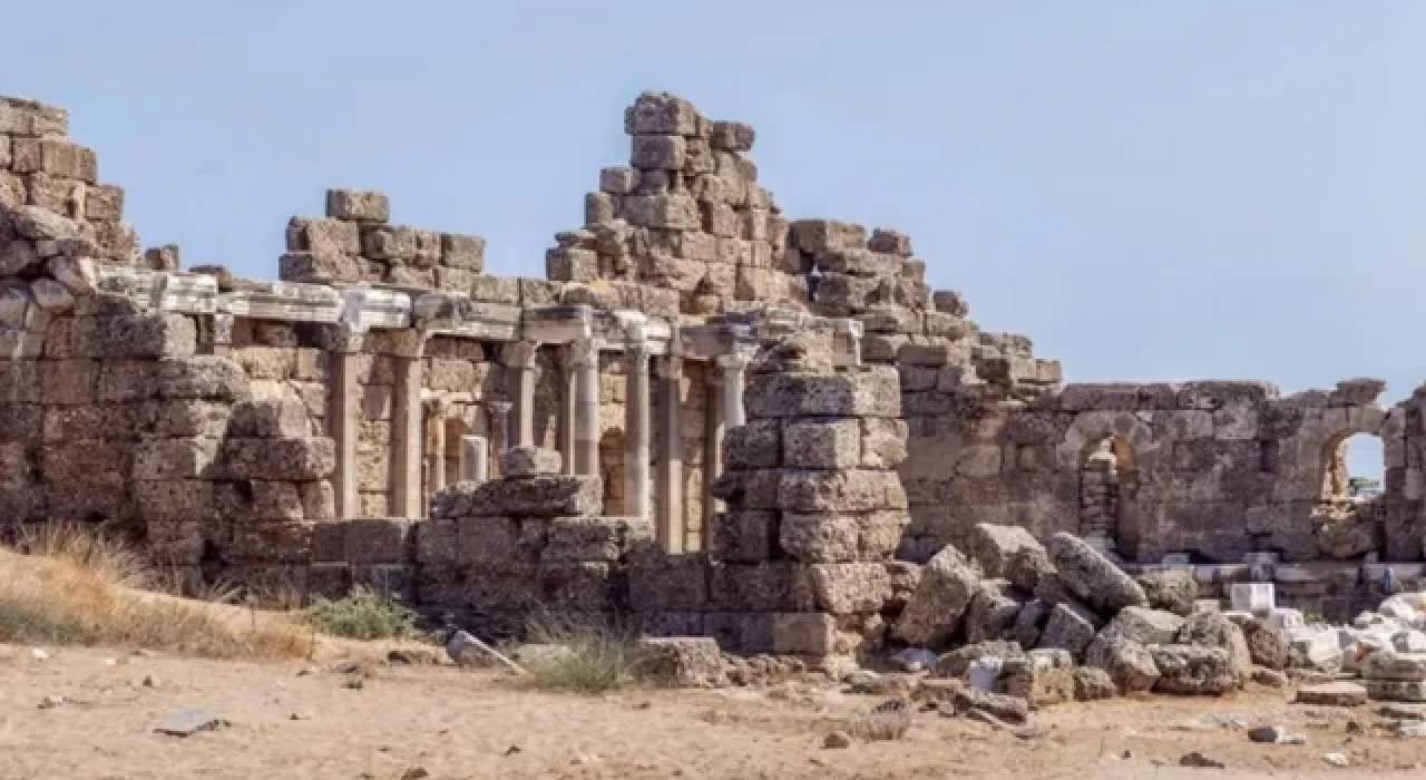 Antalya tatilinde taş toplayan Belçikalı çift, tarihi eser kaçakçılığı şüphesiyle gözaltına alındı