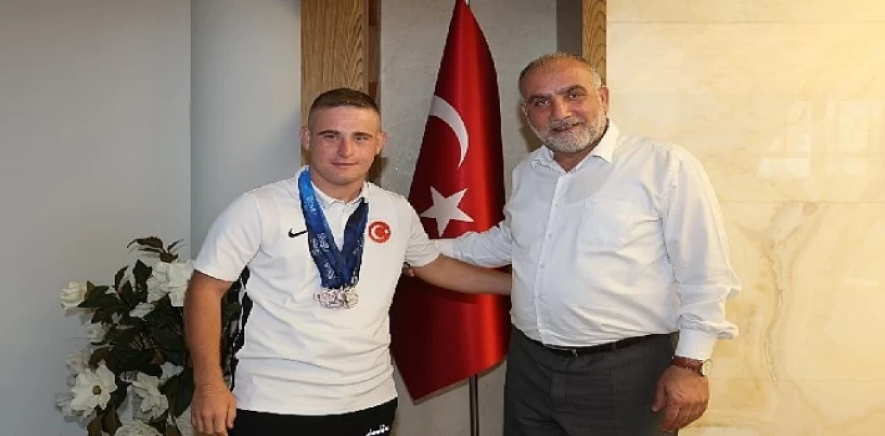 Başkan Sandıkçı, Avrupa’da Tarih Yazan Milli Sporcuyu Ağırladı