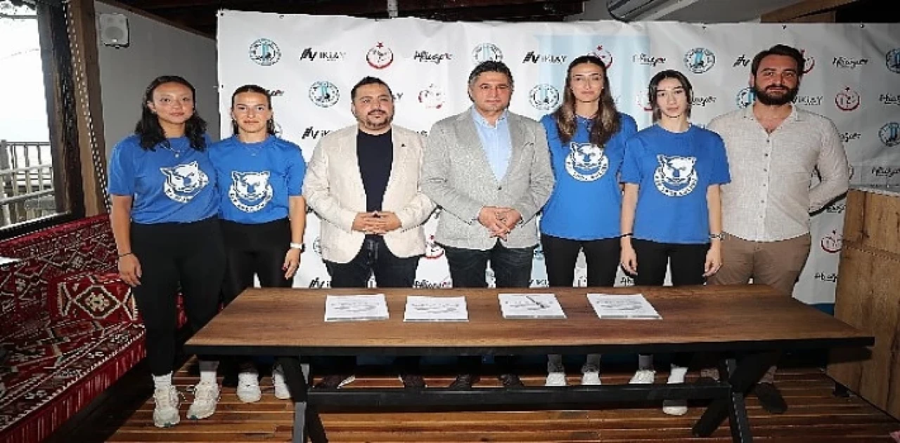 Başkan Serkan Acar, Aliağa’nın Profesyonel Kadın Voleybolcularıyla Bir Araya Geldi