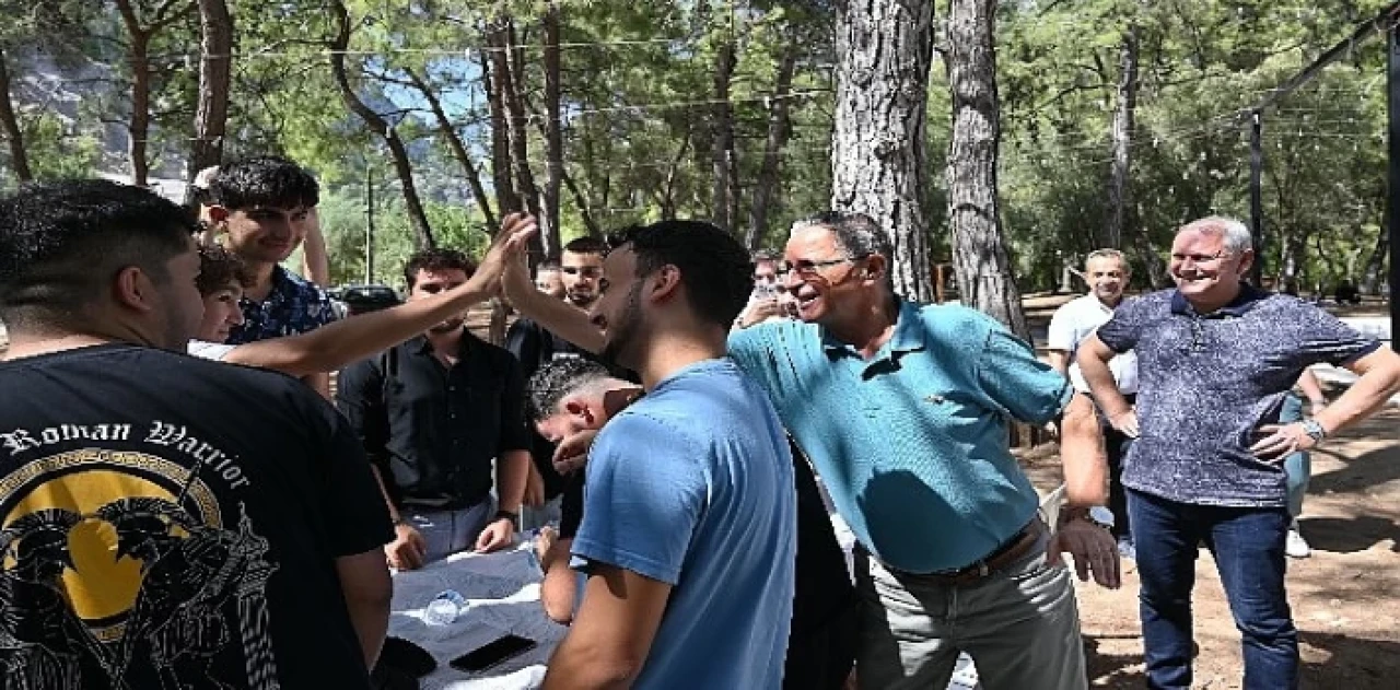 Başkan Topaloğlu’ndan öğrencilere mangal partisi