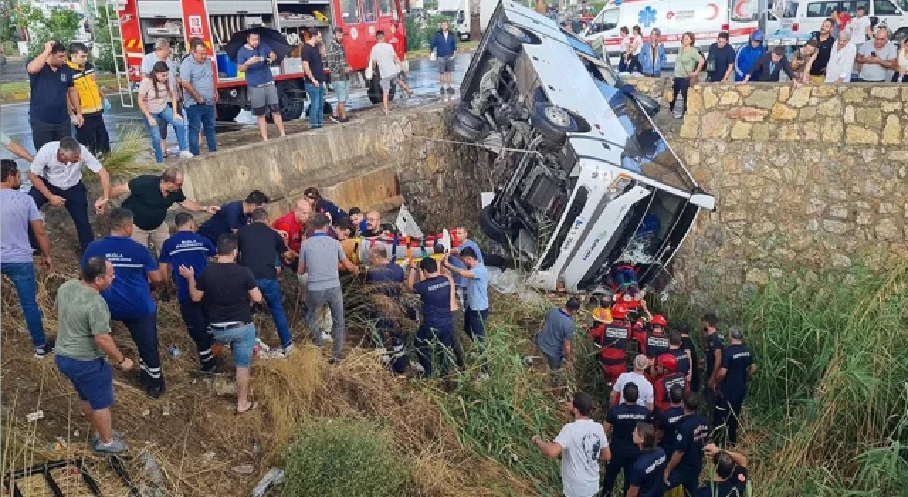 Bodrum'da, midibüs dere yatağına uçtu; 23 işçi yaralı