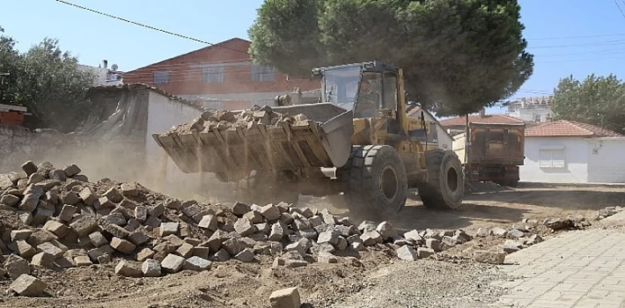 Burhaniye Belediyesi, 7 ayrı noktada eş zamanlı yapılan yol çalışmalarına devam ediyor!