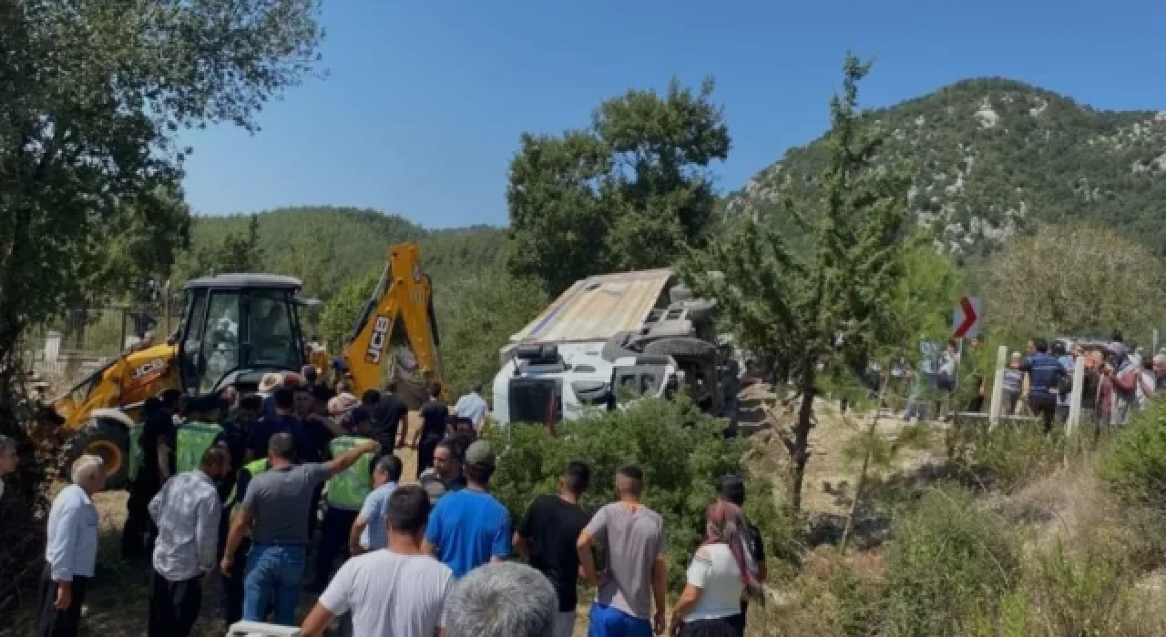 Cenaze namazı kılanların arasına kamyon daldı: Ölü ve yaralılar var