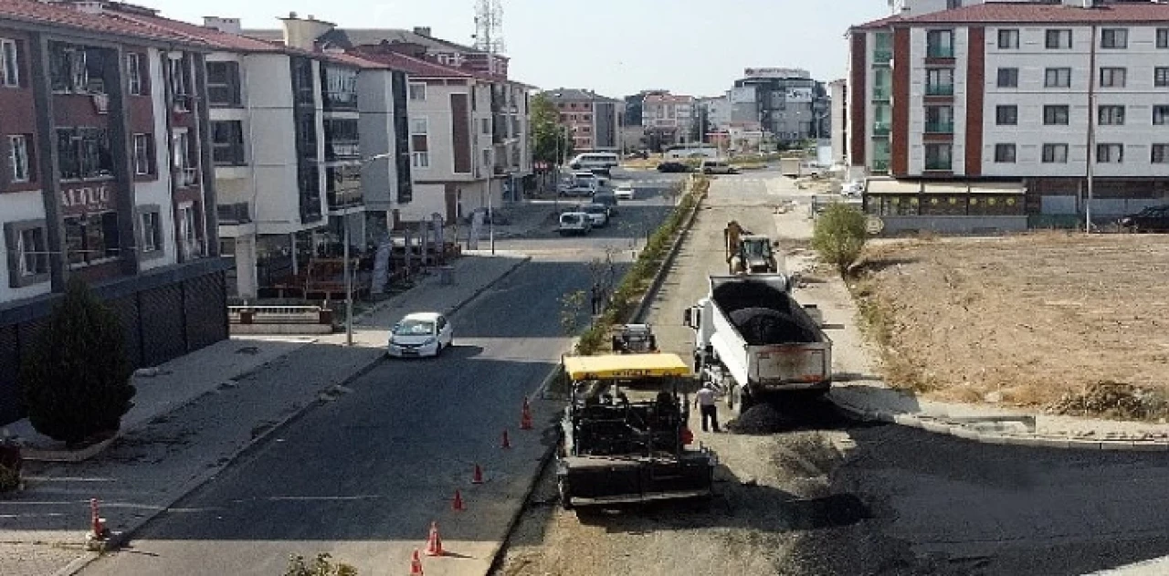 Ekipler Yol ve Kaldırım Çalışmalarını Sürdürüyor