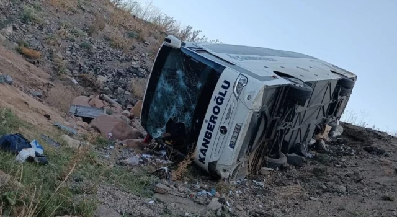 Erzurum'da yolcu otobüsü şarampole uçtu: 3 kişi hayatını kaybetti, 22 kişi yaralandı