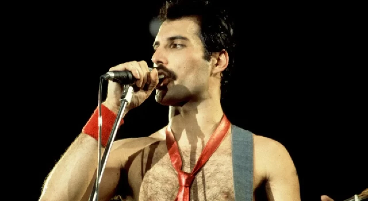 Freddie Mercury'nin piyanosu dev fiyata satıldı