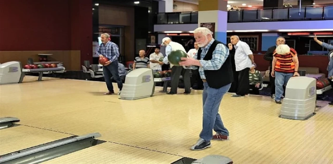 Huzurevi sakinleri bowling ile eğlendi