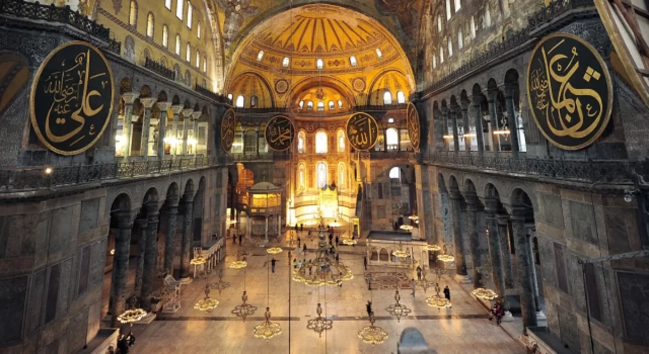 İlber Ortaylı'dan Ayasofya uyarısı: Bu kadarını taşıyacak güçte değil!