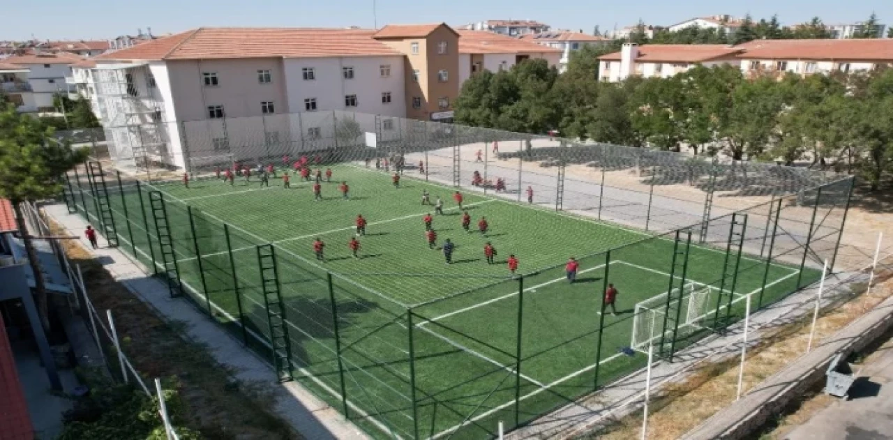 Konya Ereğli’de 8 okula halı saha kazandırıldı