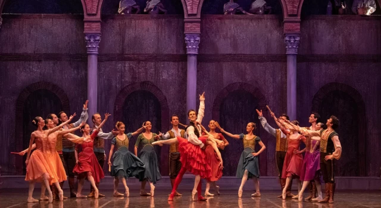 La Bayadere balesi Aspendos Opera ve Bale Festivali'nde sahneye konuldu