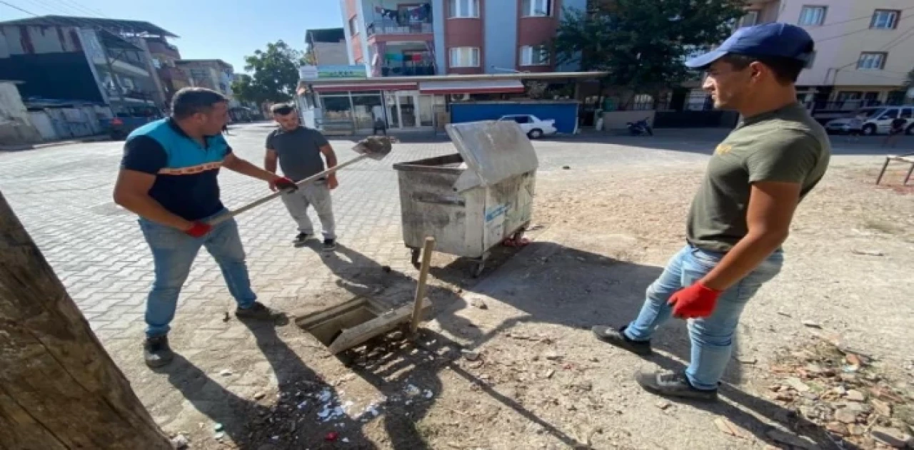 Manisa’da yağmur suyu ızgaralarında temizlik sürüyor