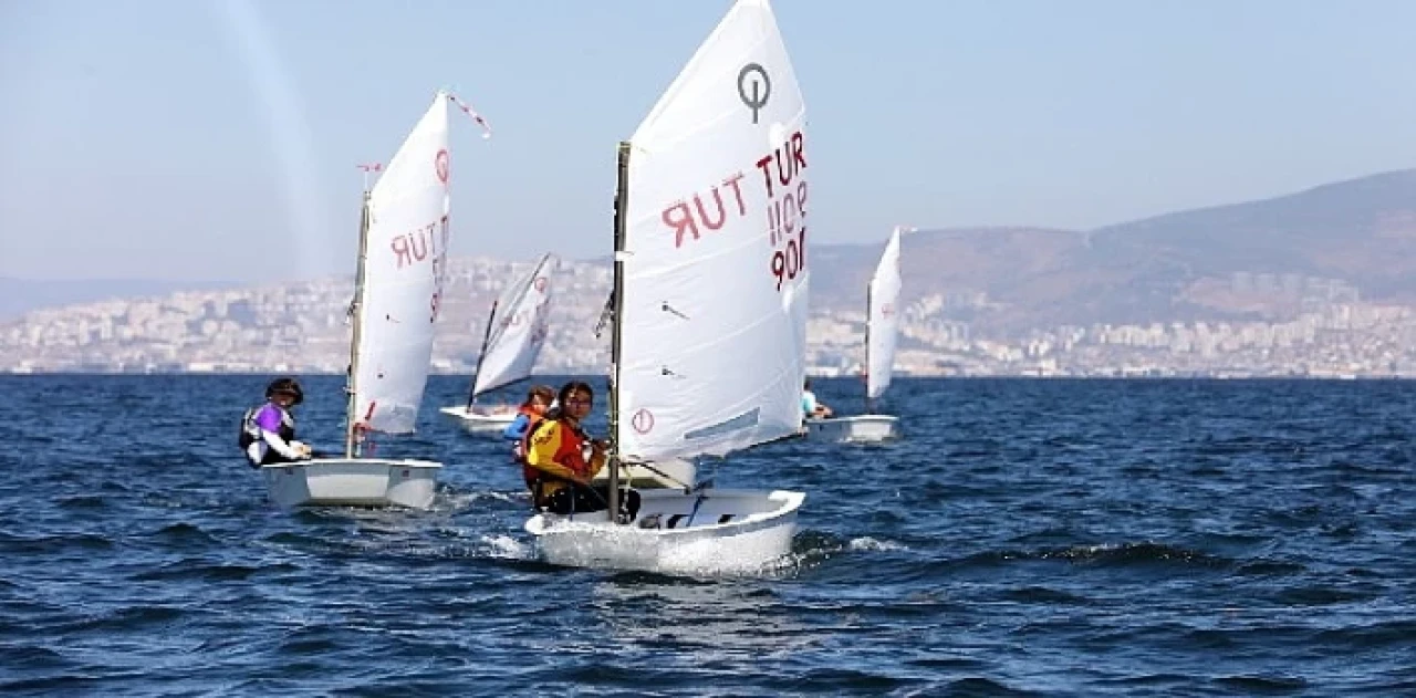 Narlıdere’den açılan yelkenler, İzmir Körfezi’nde görsel şölen yaşattı