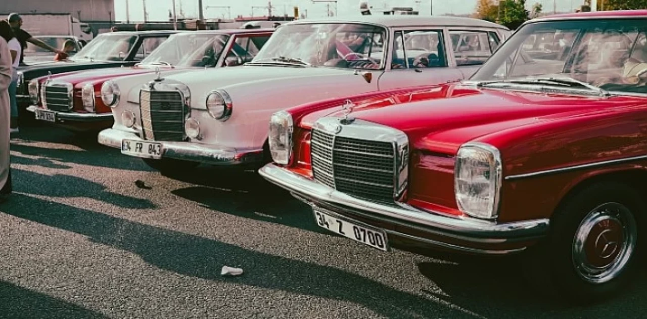 Rengarenk Klasik Otomobiller Harem’den Üsküdar Meydanına doğru nostaljik tura çıktı