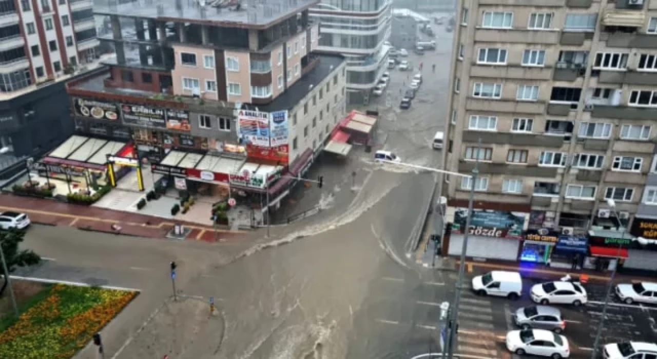 Samsun'u sağanak vurdu: Ev ve iş yerlerini su bastı