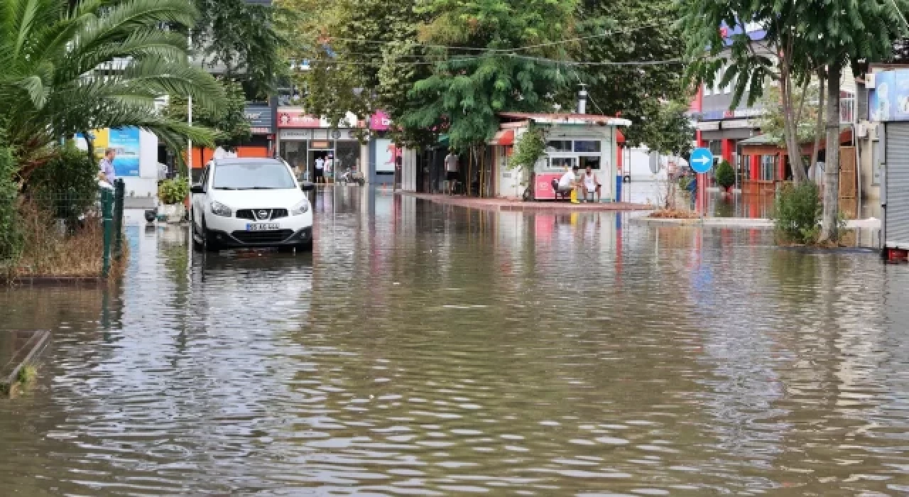 Sel vurdu: 13 ilçede eğitime 1 gün ara verildi