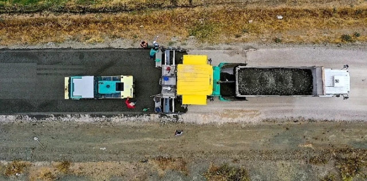 Van Büyükşehir’den Çaldıran’da beton yol çalışması