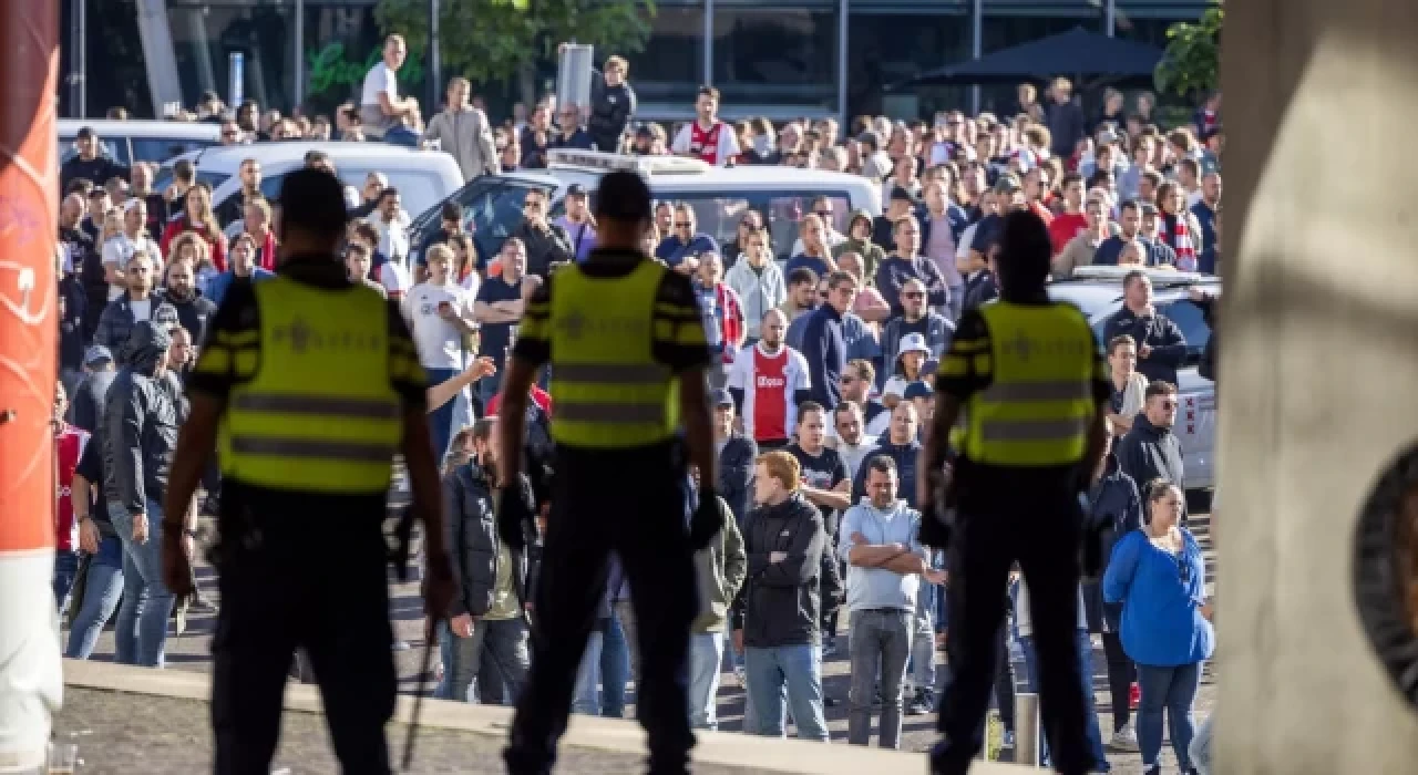 Yarıda kalan Ajax-Feyenoord maçı seyircisiz tamamlanacak