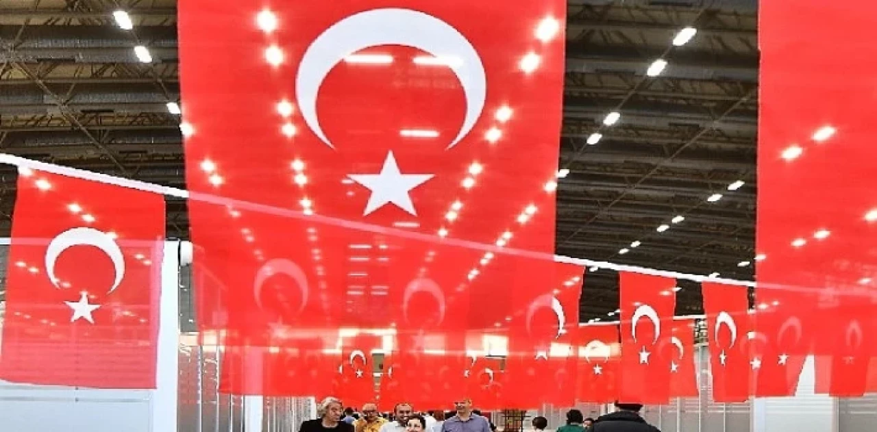 35 bin metrekare Türk bayraklarıyla donatıldı