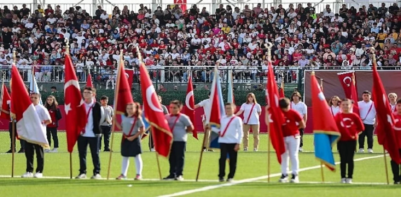 Aliağa Cumhuriyet İçin Atatürk Stadına Koştu