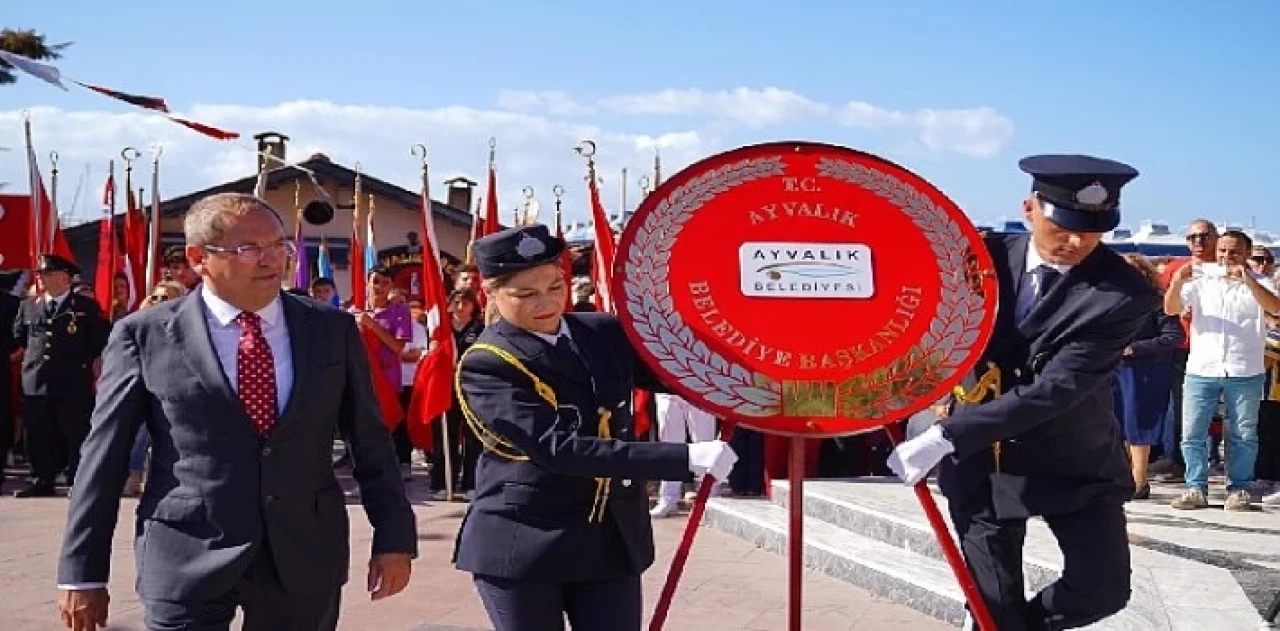 Ayvalıklılar cumhuriyetin 100.yıl dönümü için coşkuyla yürüdü