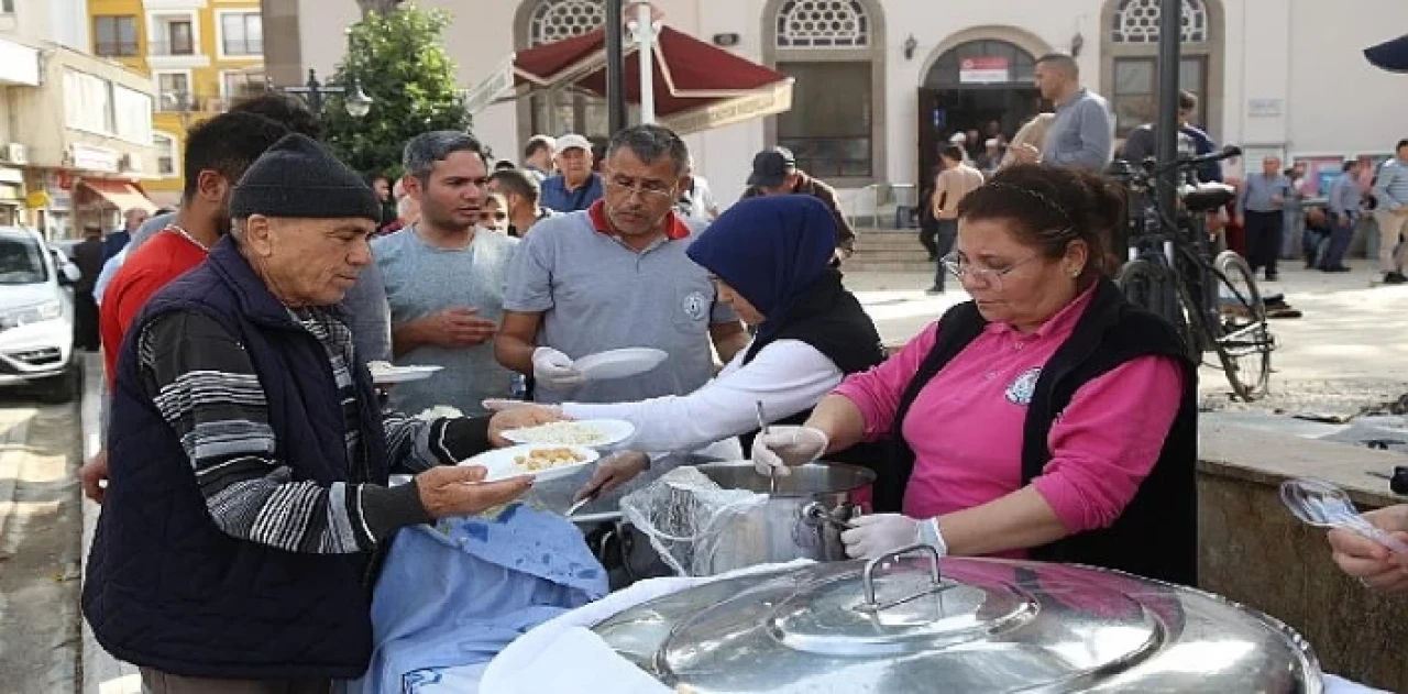 Burhaniye belediyesi Kocacami mahallesi’nde Ata’mız ve Şehitlerimiz için hayır düzenledi