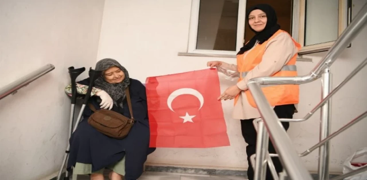 Çayırova’dan esnaf ve vatandaşlara Türk Bayrağı