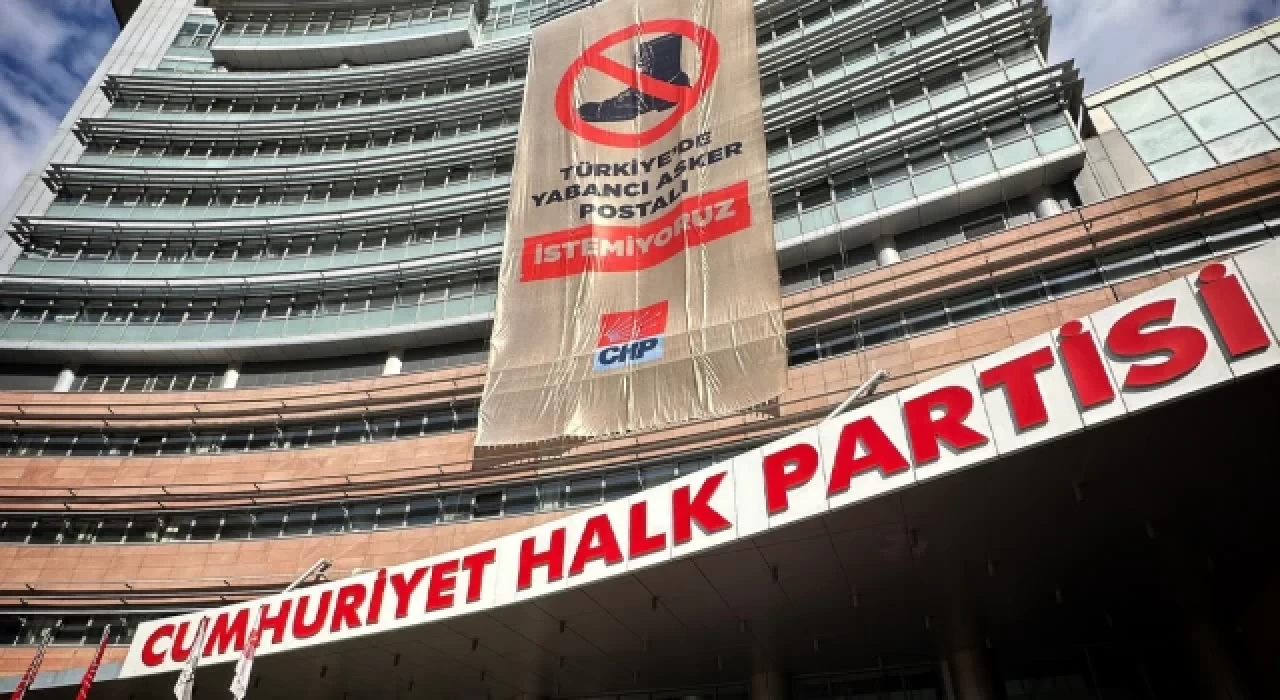 CHP Genel Merkezi'ne "Türkiye'de yabancı asker postalı istemiyoruz" yazılı afiş asıldı