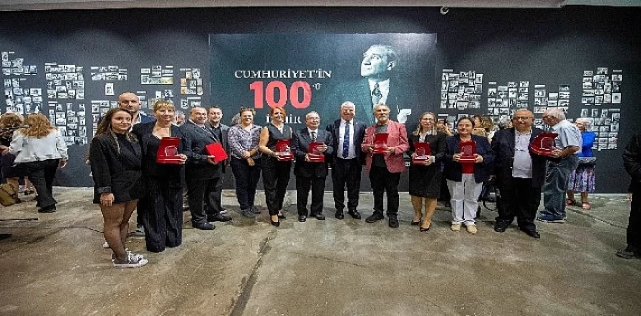 Cumhuriyet sevdalısı İzmir’de “Cumhuriyet’in 100’ü İzmir” sergisi açıldı