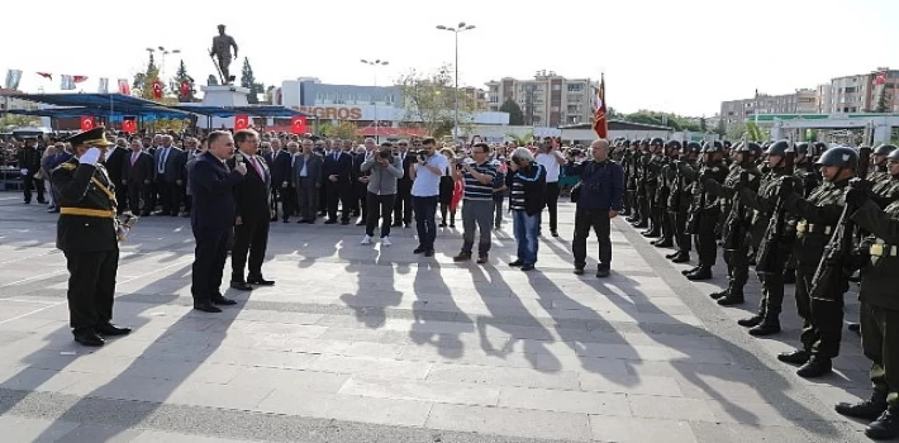 Edremit’te Cumhuriyet’in 100. Yılı coşkuyla kutlandı