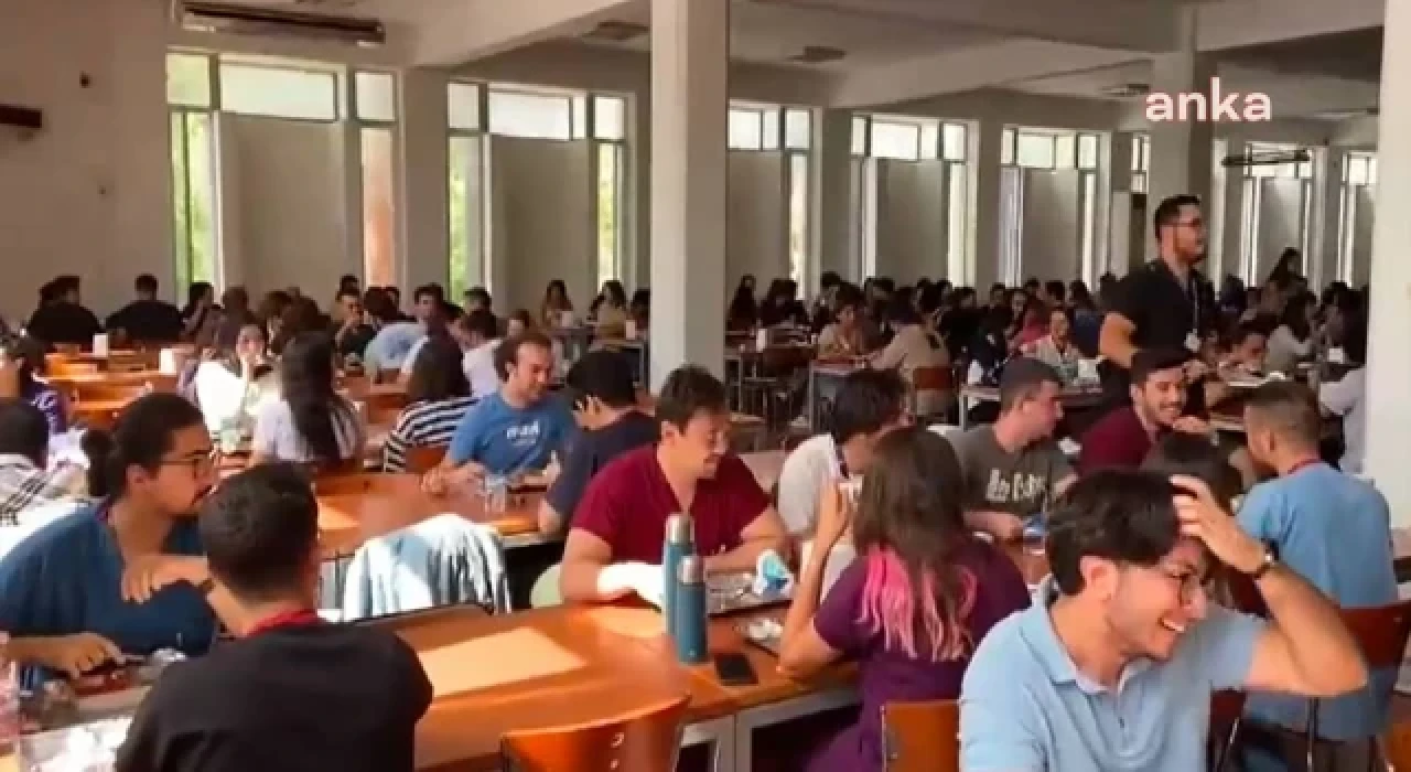 Ege Üniversitesi'nde, öğrencilerden çatal kaşıklı yemek zammı protestosu