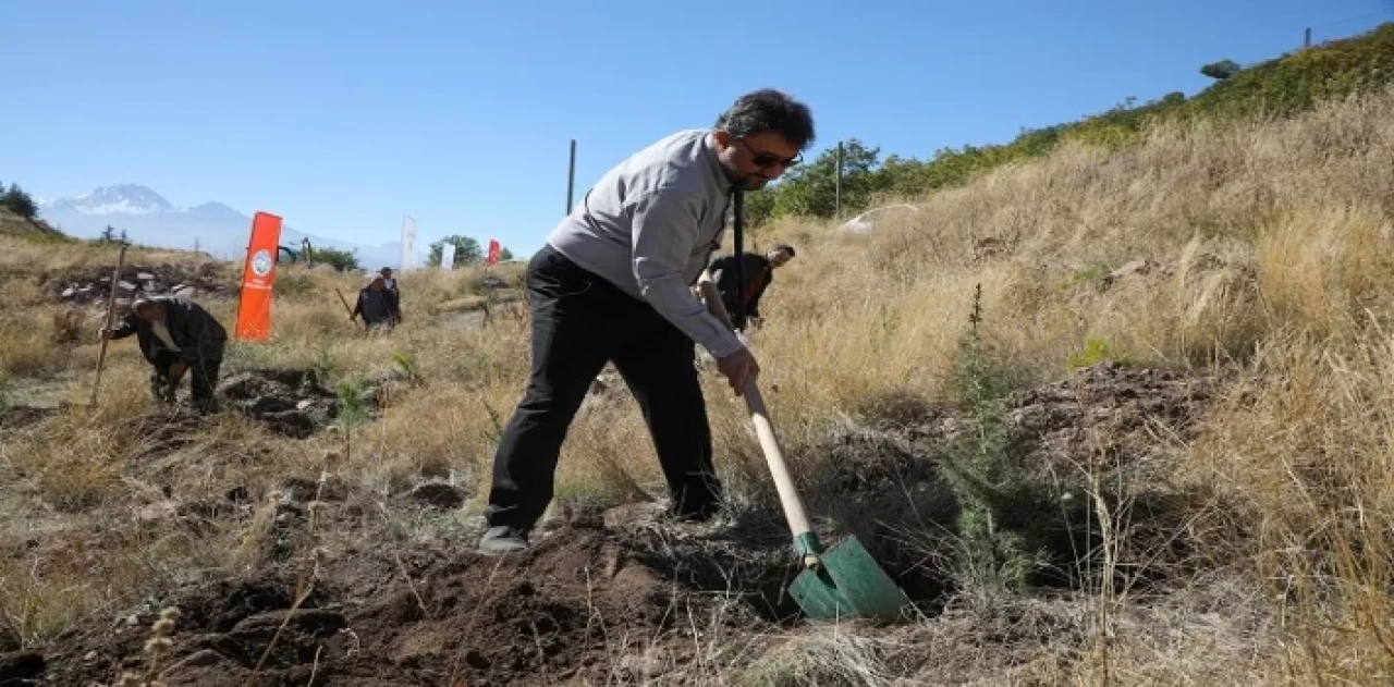 ERÜ eğitmenleri Ali Dağı’nı yeşillendirdi