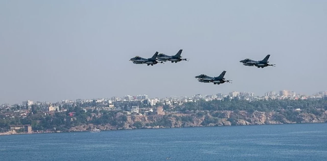 F-16’lardan Antalya semalarında muhteşem gösteri