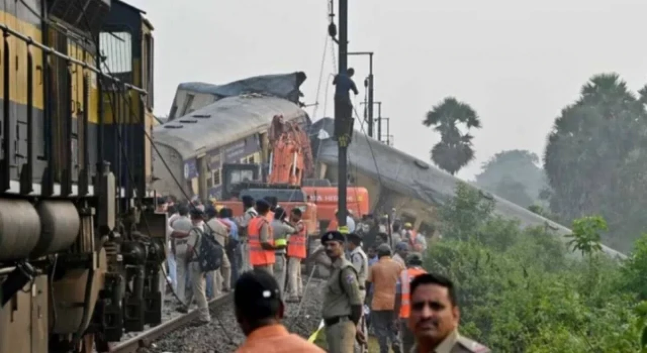 Hindistan'da tren kazası: 13 ölü