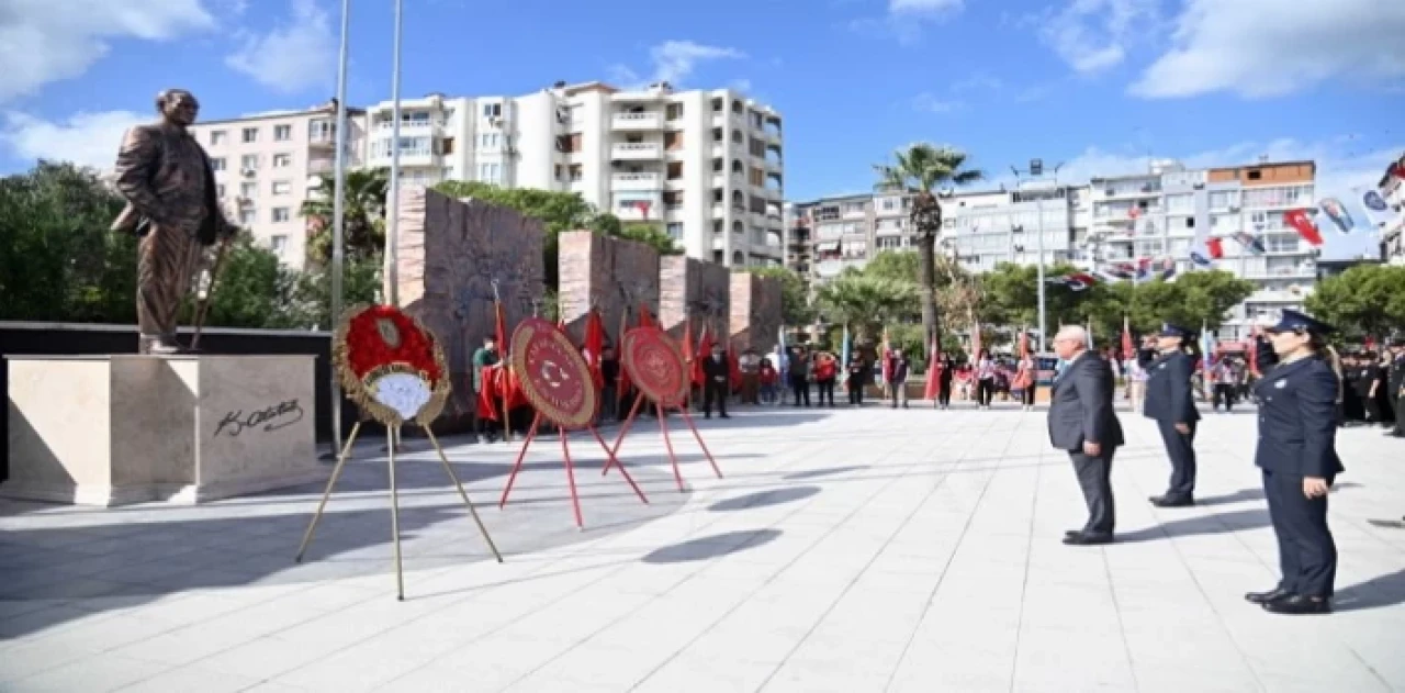 İzmir Karabağlar’ın yeni meydanında çelenkler sunuldu