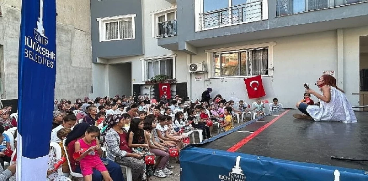 İzmirli minikler Cumhuriyet’in yeni yüzyılına &apos;merhaba’ dedi