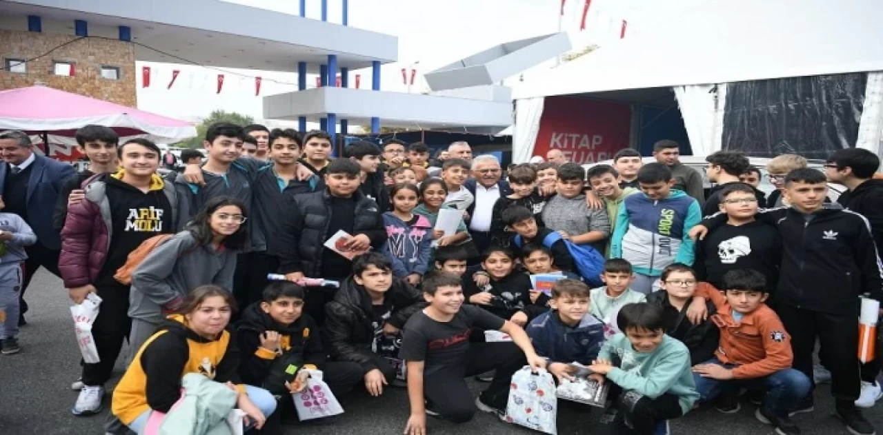 Kayseri Kitap Fuarı’na Memduh Büyükkılıç daması