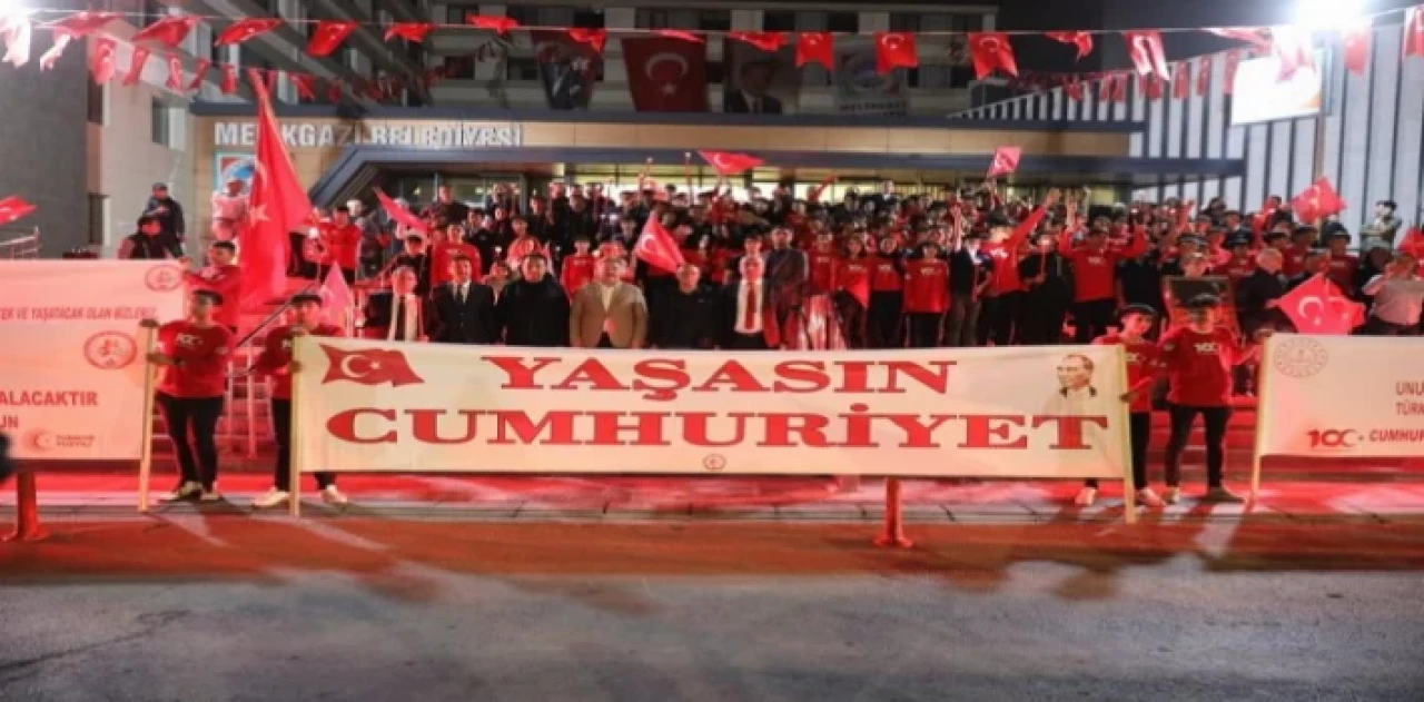 Kayseri Melikgazi’de Cumhuriyet için fener alayı