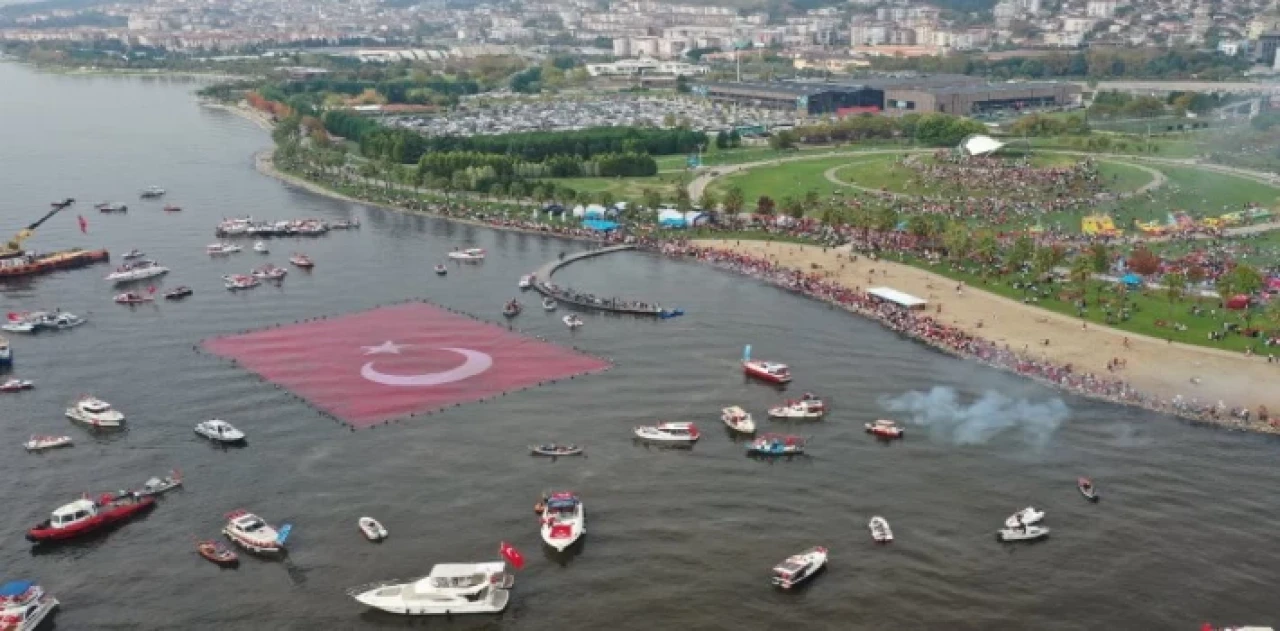 Kocaeli’de Cumhuriyet’e koştular... Bayrak açtılar