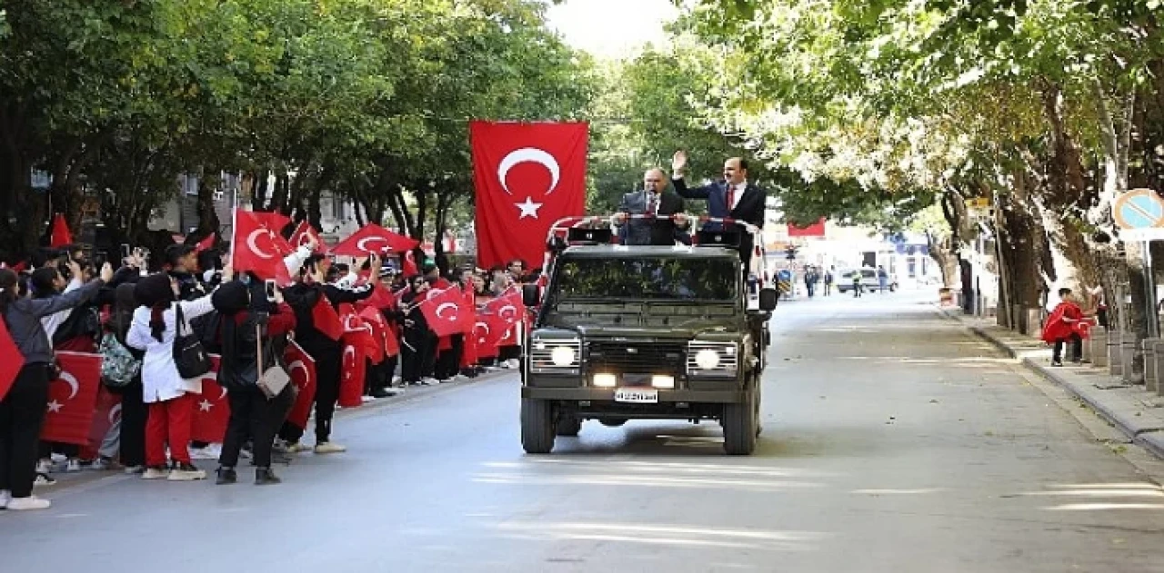 Konya Büyükşehir Konya’nın Caddelerini Şanlı Bayrağımızla Donattı