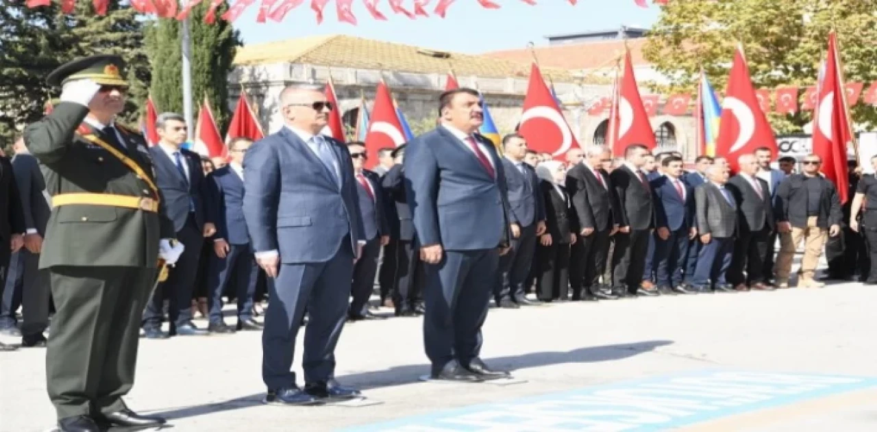 Malatya’da 29 Ekim coşkusu çelenkle başladı