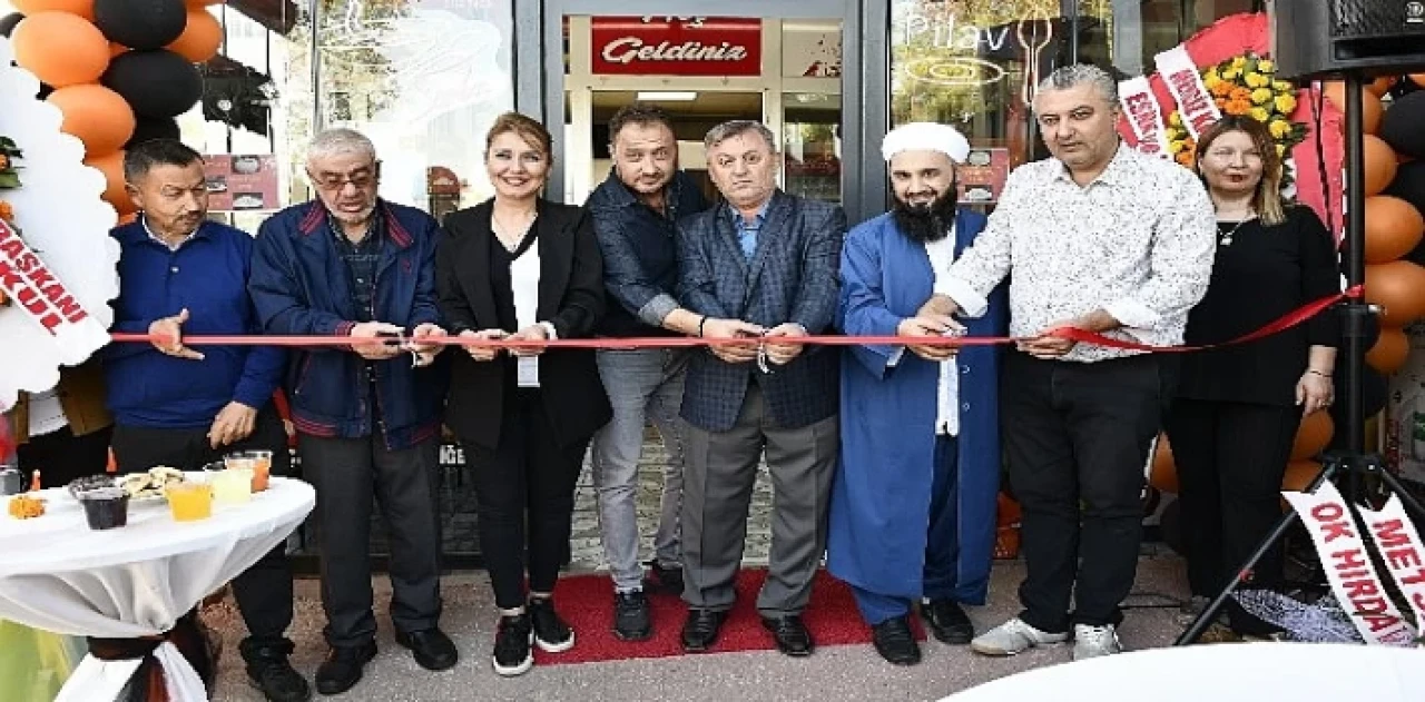 Malkara Belediye Başkanı Ulaş Yurdakul Arsamiea Çiğ Köfte’nin açılışını gerçekleştirdi