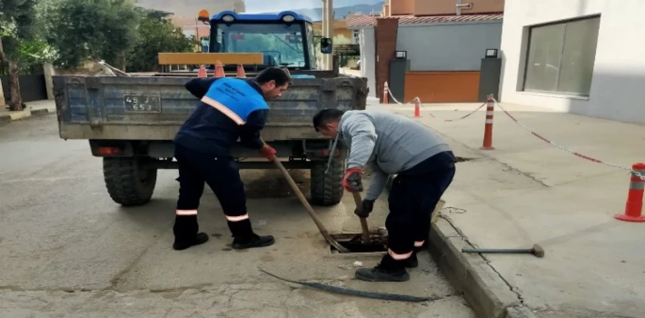 Manisa’da yağmur suyu ızgaraları temizleniyor